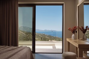 4 室のベッドルーム、セーフティボックス (室内)、アイロン / アイロン台、旅行用ベビーベッド