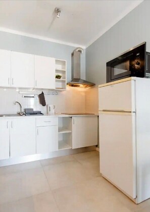 Appartement | Cuisine privée | Réfrigérateur, micro-ondes, four, plaque de cuisson