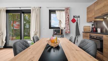 Wasserkocher mit Kaffee-/Teezubehör, Kühlschrank, Mikrowelle, Ofen