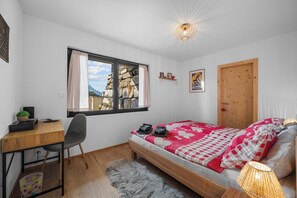 1 quarto, escrivaninha, ferros/tábuas de passar roupa, berço de viagem