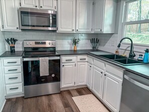 Kjøleskap, mikrobølgeovn, ovn og kokeplater