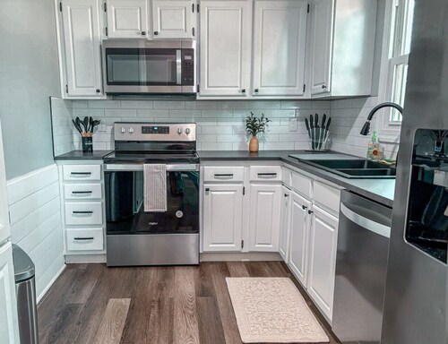 Pet-Friendly 1-Level Retreat: 40% Off Monthly Stays!