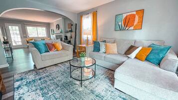 TV connectée, livres, chaßne hi-fi, espaces bureaux