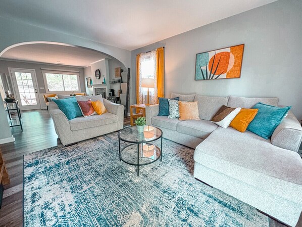 TV connectée, livres, chaßne hi-fi, espaces bureaux