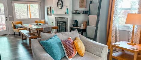 TV connectée, livres, chaîne hi-fi, espaces bureaux