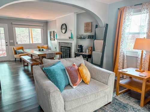 Pet-Friendly 1-Level Retreat: 40% Off Monthly Stays!