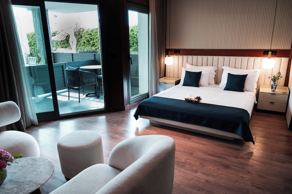 Luxury Room, Jetted Tub | 1 bedroom, minibar, iron/ironing board, free WiFi