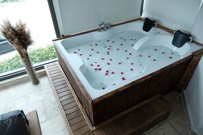 Chambre Deluxe, baignoire à jets | Salle de bain | Douche, articles de toilette gratuits, sèche-cheveux