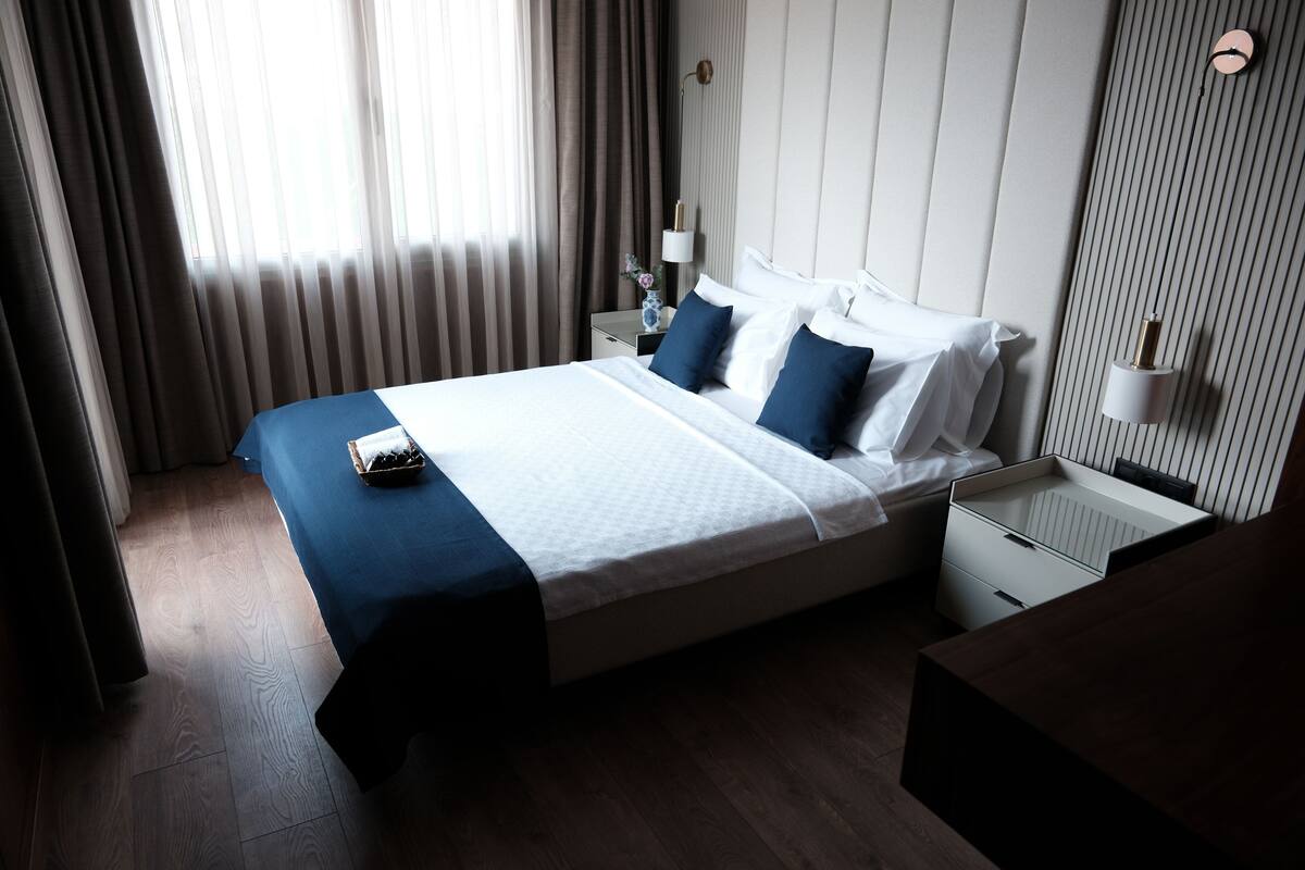 Standard Room, Garden View | Minibar, iron/ironing board (on request), WiFi (free), bed sheets