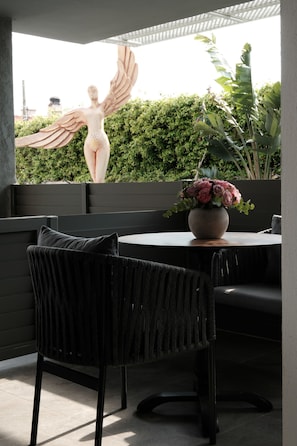 Junior-Suite, 1 Queen-Bett | Minibar, Bügeleisen/Bügelbrett, kostenloses WLAN, Bettwäsche