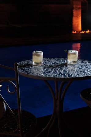 Swim-up bar