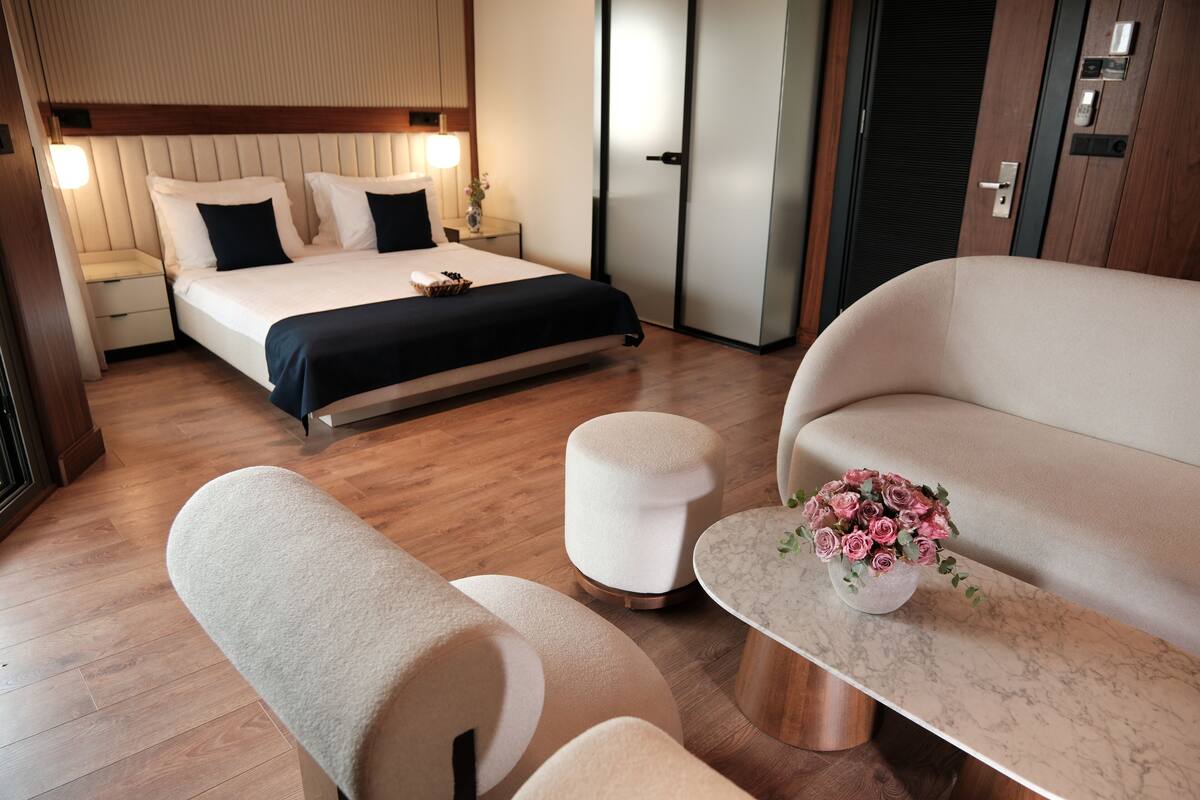 Junior Suite, 1 Queen Bed | Minibar, iron/ironing board (on request), WiFi (free), bed sheets
