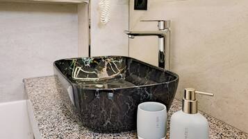 Dusche, Haartrockner, Handtücher, Seife