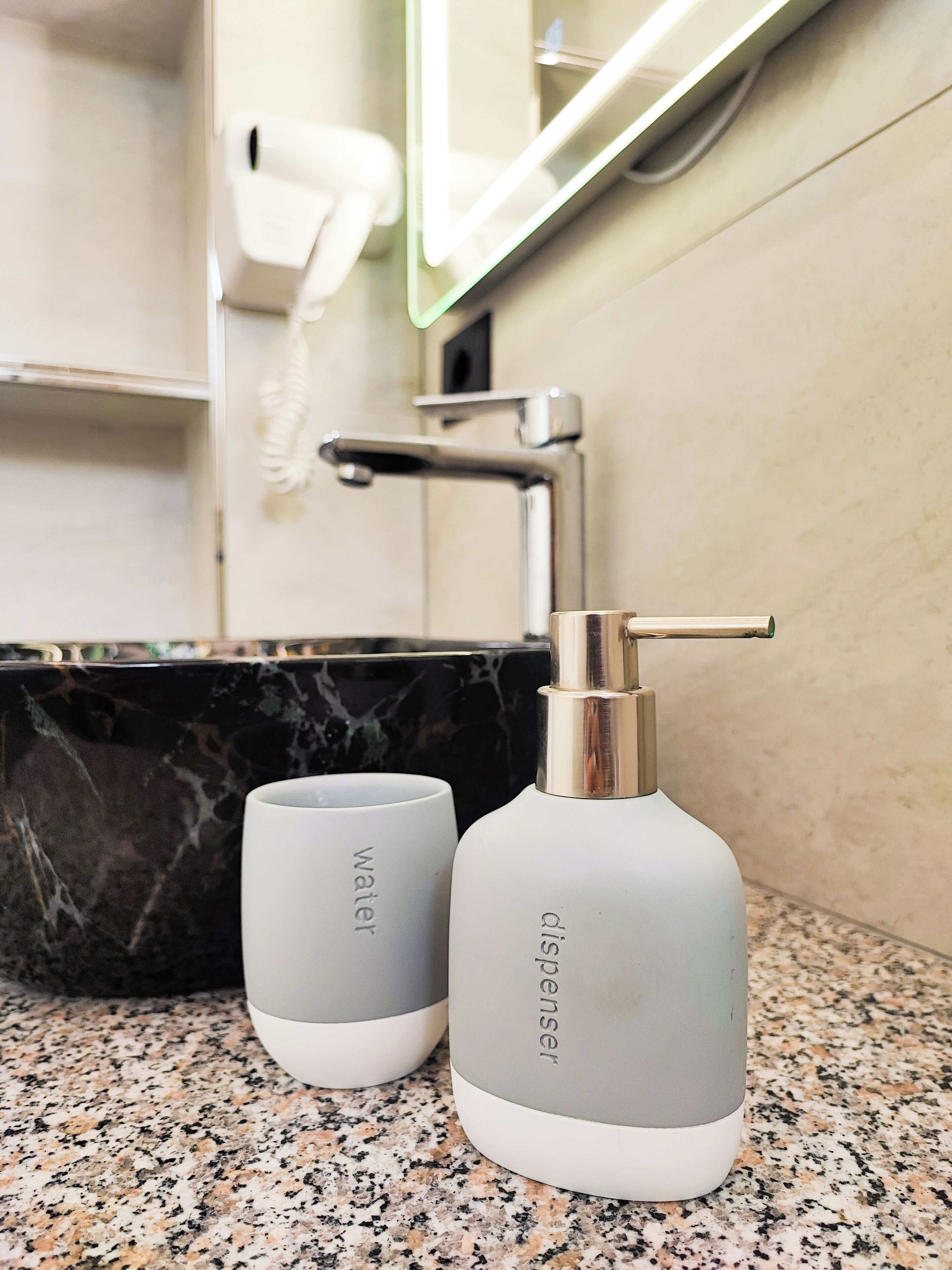 Dusj, hårføner, håndklær og såpe