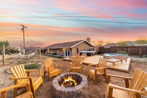 Terrace/patio - The New Moon • Joshua Tree • Hot Tub • Pool • View (Joshua Tree)