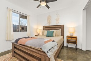 Desk, travel cot, free WiFi, bed sheets - The New Moon • Joshua Tree • Hot Tub • Pool • View (Joshua Tree)