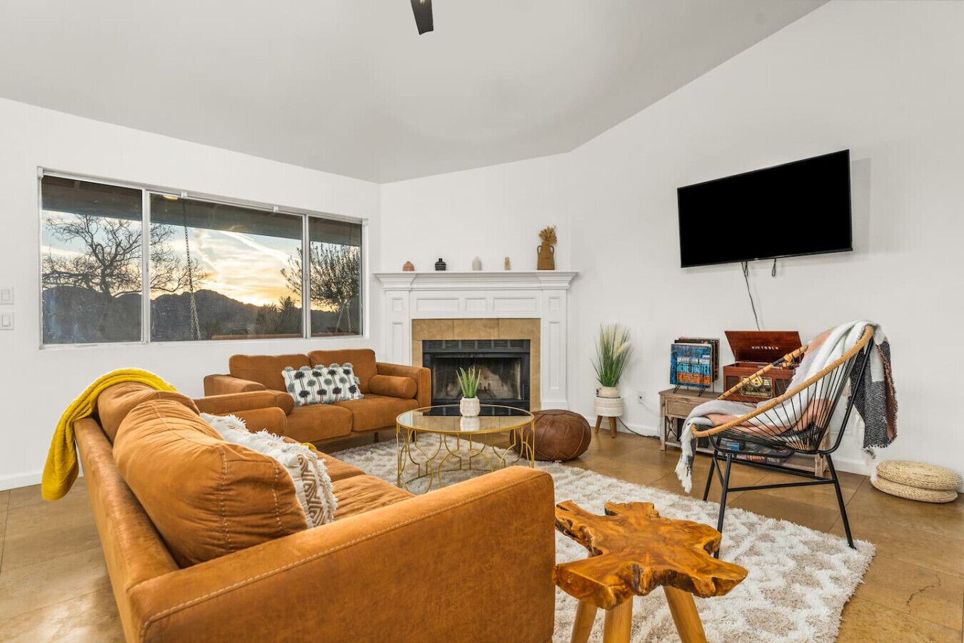 TV connectée, cheminée, livres, chaîne hi-fi