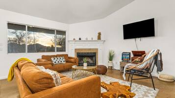 TV connectée, cheminée, livres, chaßne hi-fi