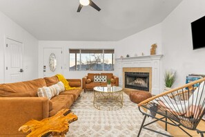 Smart-TV, peis, bøker og stereoanlegg