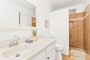 Sèche-cheveux, serviettes fournies, savon, shampoing