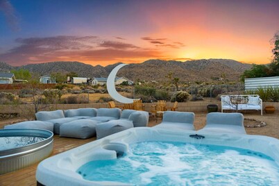 The New Moon • Joshua Tree • Hot Tub • Pool • View
