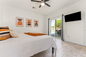 Skrivebord, strykejern/-brett, reiseseng for barn og wi-fi (inkludert)