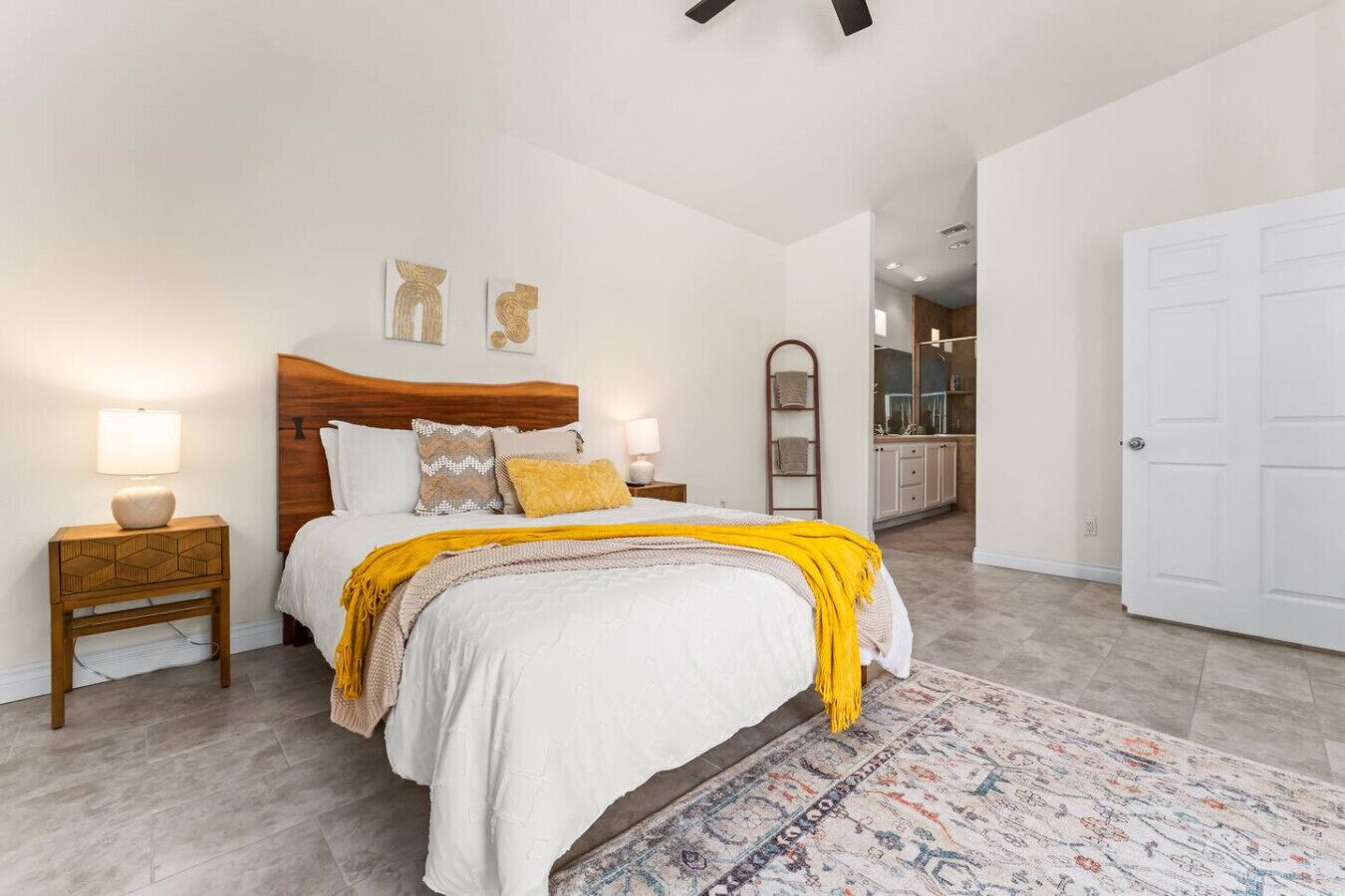 办公桌、熨斗/熨衣板、旅行婴儿床、免费 WiFi