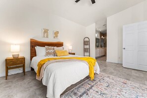 Skrivebord, strykejern/-brett, reiseseng for barn og wi-fi (inkludert)