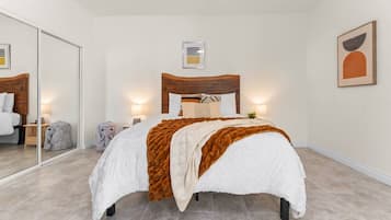 3 slaapkamers, een bureau, een strijkplank/strijkijzer, reisbedje