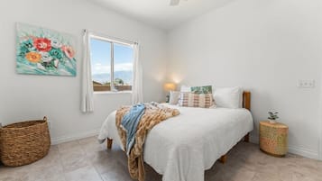 Een bureau, een strijkplank/strijkijzer, reisbedje, gratis wifi