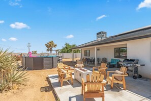Outdoor dining - The Desert Star • Pool • Spa • Joshua Tree views. (Yucca Valley)