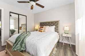 Desk, iron/ironing board, travel cot, free WiFi - The Desert Star • Pool • Spa • Joshua Tree views. (Yucca Valley)