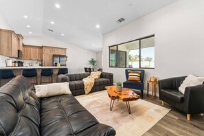 Smart TV - The Desert Star • Pool • Spa • Joshua Tree views. (Yucca Valley)