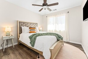 デスク、アイロン / アイロン台、旅行用ベビーベッド、WiFi (無料)