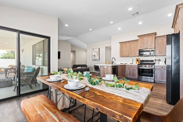 Dining - The Desert Star • Pool • Spa • Joshua Tree views. (Yucca Valley)