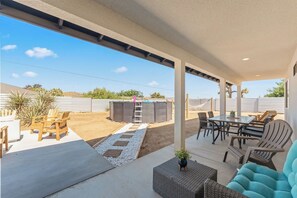 Outdoor dining - The Desert Star • Pool • Spa • Joshua Tree views. (Yucca Valley)