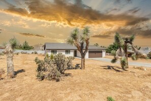 Exterior - The Desert Star • Pool • Spa • Joshua Tree views. (Yucca Valley)