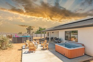 Outdoor dining - The Desert Star • Pool • Spa • Joshua Tree views. (Yucca Valley)