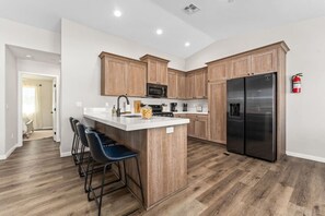 Fridge, microwave, oven, stovetop - The Desert Star • Pool • Spa • Joshua Tree views. (Yucca Valley)