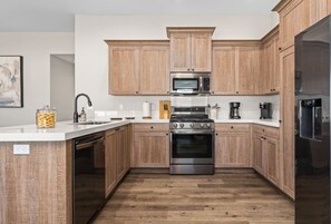 冷蔵庫、電子レンジ、オーブン、コンロ