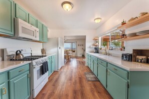 Refrigerador, microondas, horno, placa de cocina