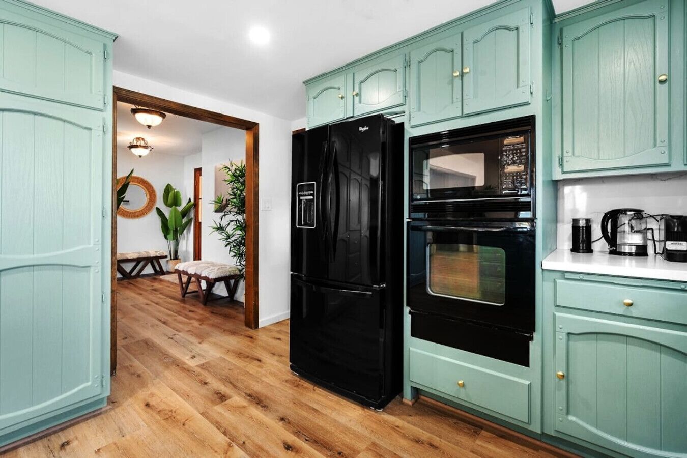 冷蔵庫、電子レンジ、オーブン、コンロ