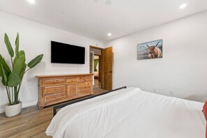 Skrivebord, strykejern/-brett, reiseseng for barn og wi-fi (inkludert)