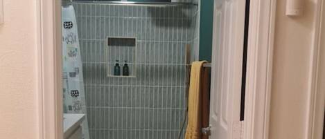 SĂšche-cheveux, serviettes fournies, savon, shampoing