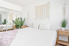 3 makuuhuonetta, työpöytä, silitysrauta/-lauta, vauvan matkasänky