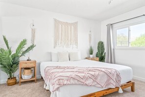 3 habitaciones, escritorio y tabla de planchar con plancha 