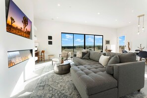 Smart-TV, Kamin, Stereoanlage