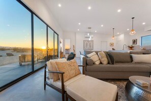 Fernseher, Kamin, Stereoanlage