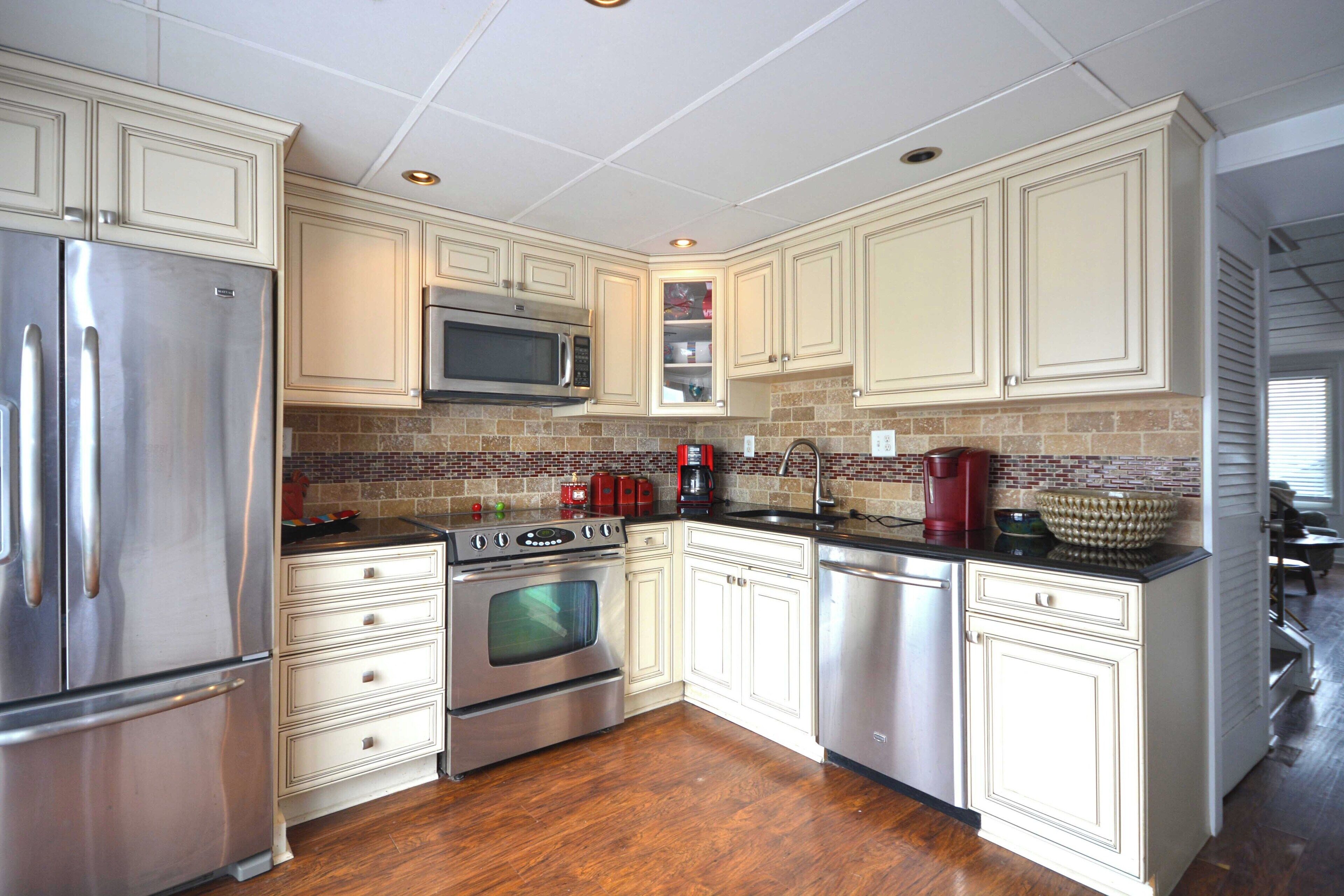 Kylskåp, mikrovågsugn, ugn och spishäll