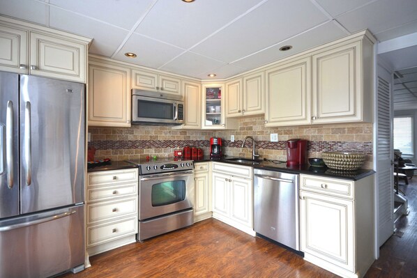 Een koelkast, een microgolfoven, een oven, een kookplaat